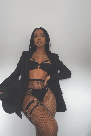 Envie de folies avec une coquine black fraîche Kadiatou - rencontre-Teen-Levallois-Perret